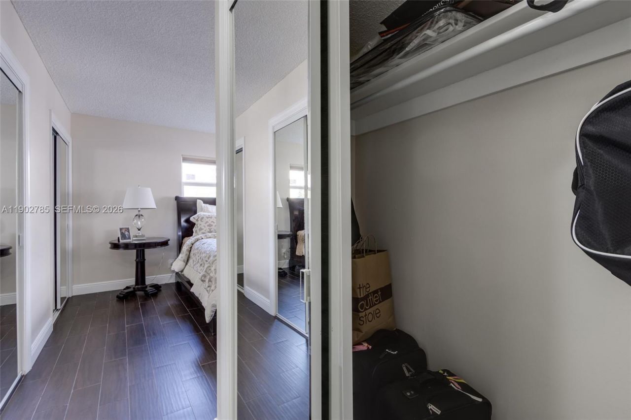 420 NE 12th Ave, Unit 208, Hallandale Beach, FL 33009 Photo