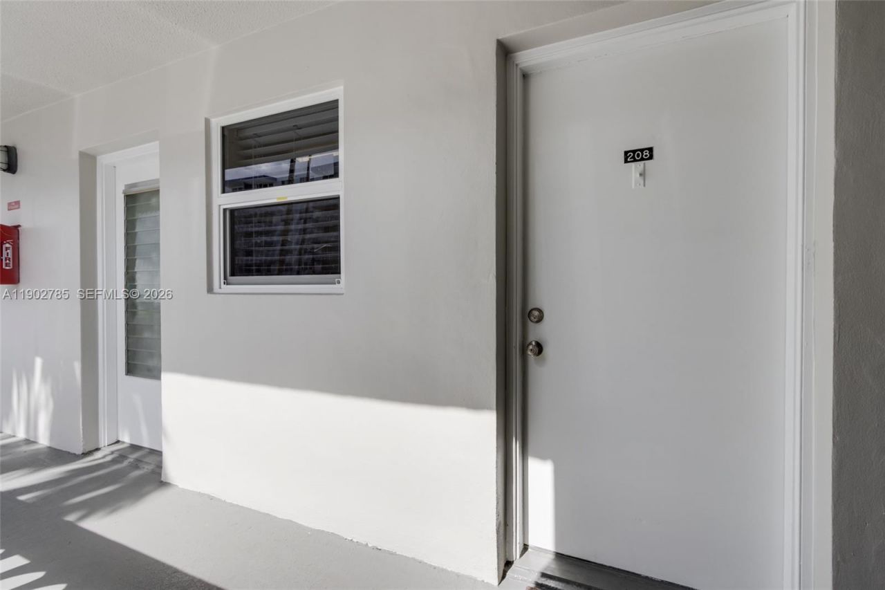 420 NE 12th Ave, Unit 208, Hallandale Beach, FL 33009 Photo