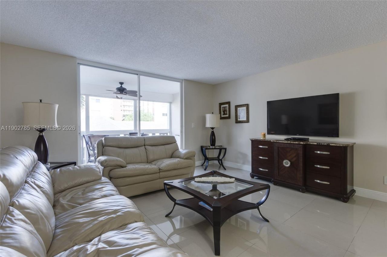 420 NE 12th Ave, Unit 208, Hallandale Beach, FL 33009 Photo