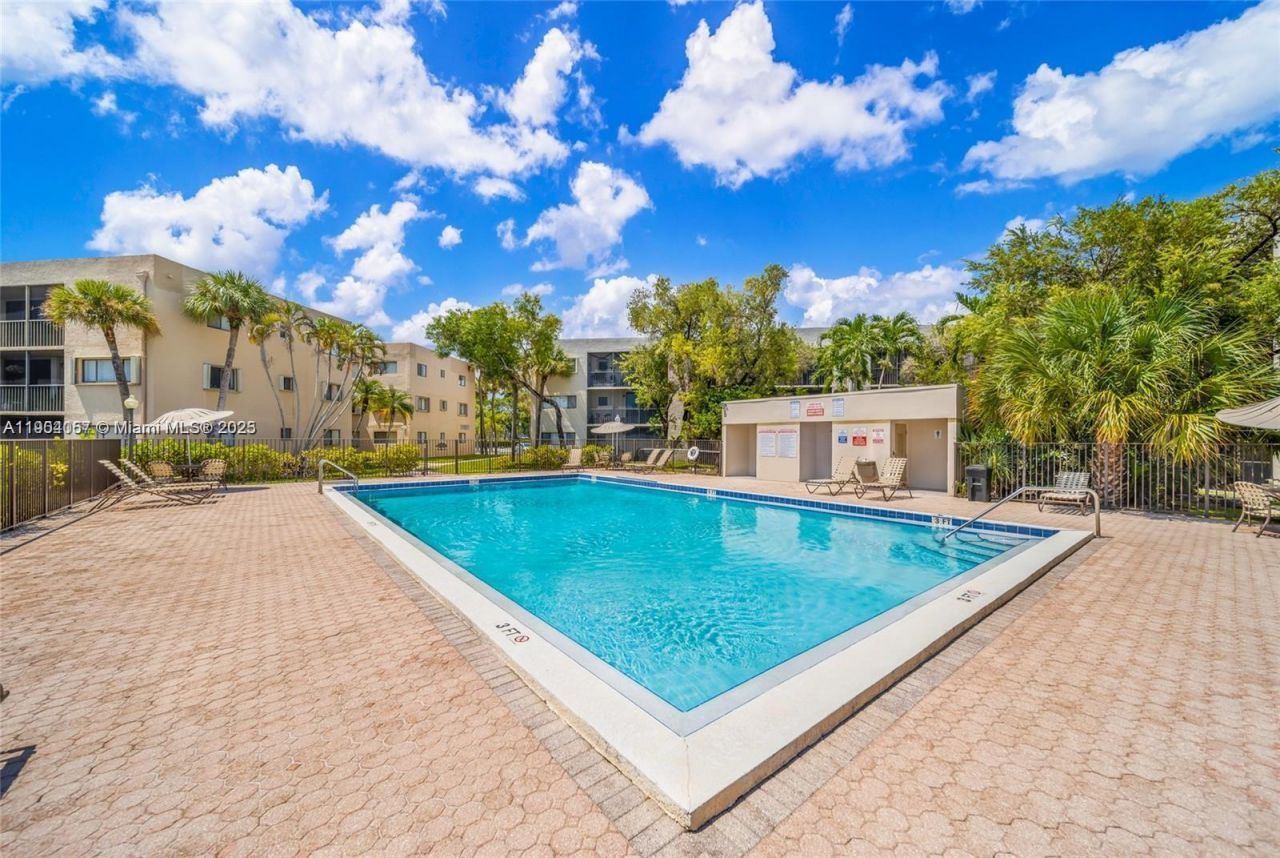 8005 SW 107th Ave, Unit 122, Miami, FL 33173 Photo
