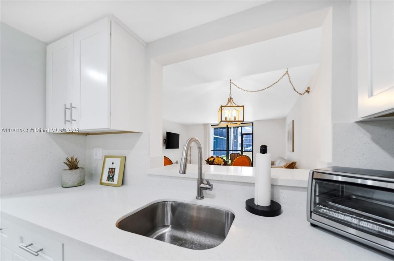 8005 SW 107th Ave, Unit 122, Miami, FL 33173 Photo