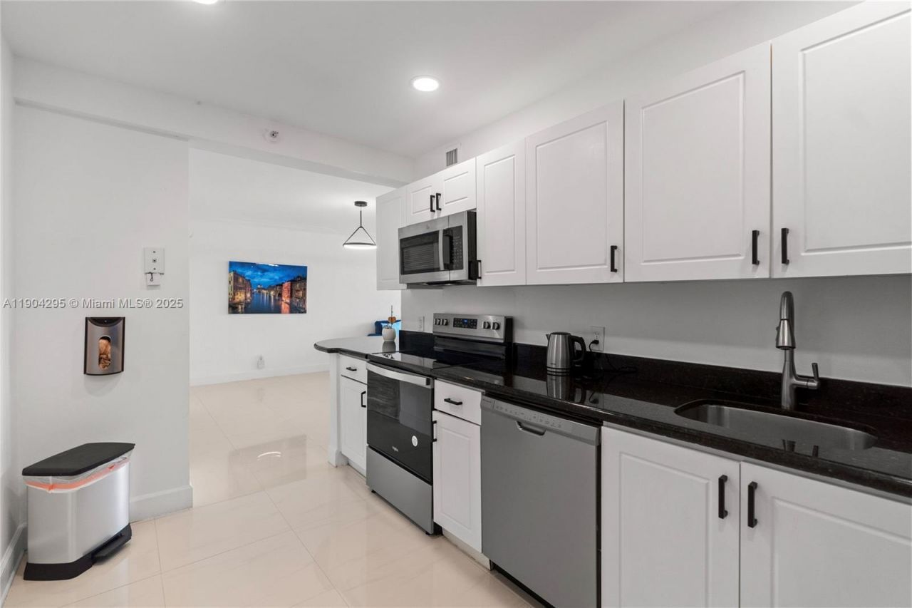 401 69th St, Unit 1204, Miami Beach, FL 33141 Photo