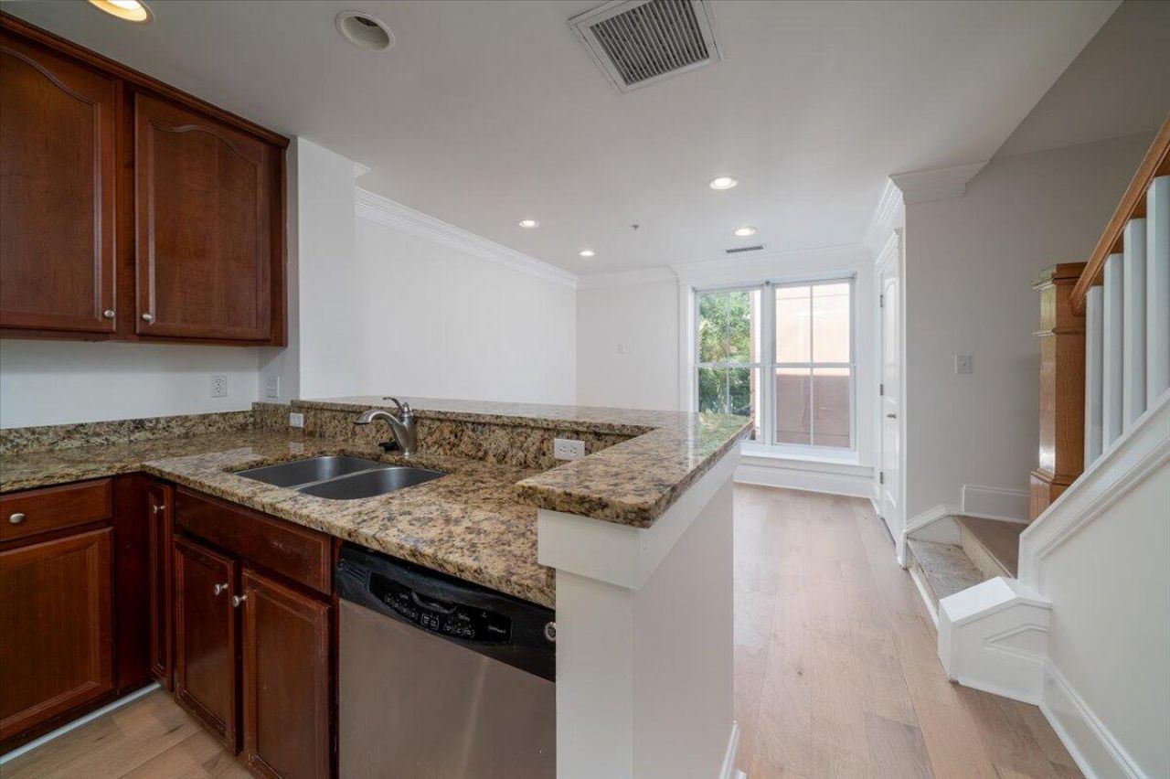 732 S Shelmore Boulevard Photo 5