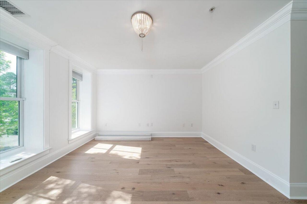 732 S Shelmore Boulevard Photo 8