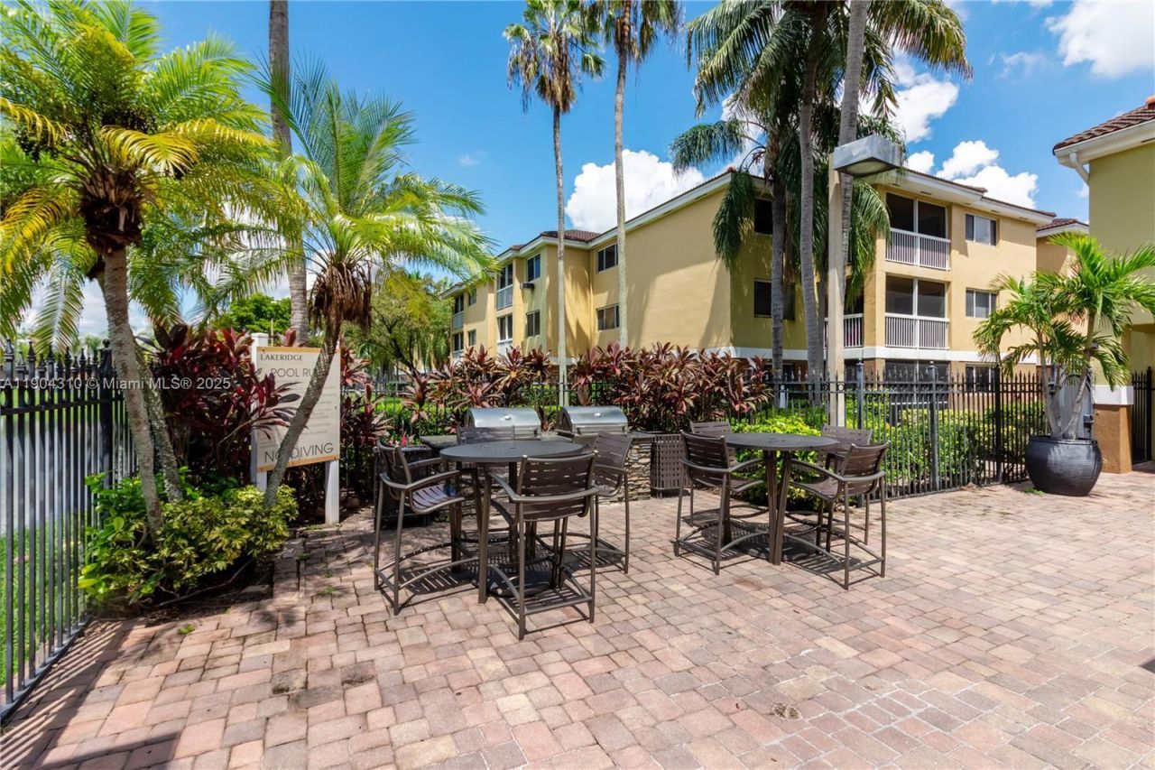 17230 NW 64th Ave, Unit -, Miami Lakes, FL 33015 Photo