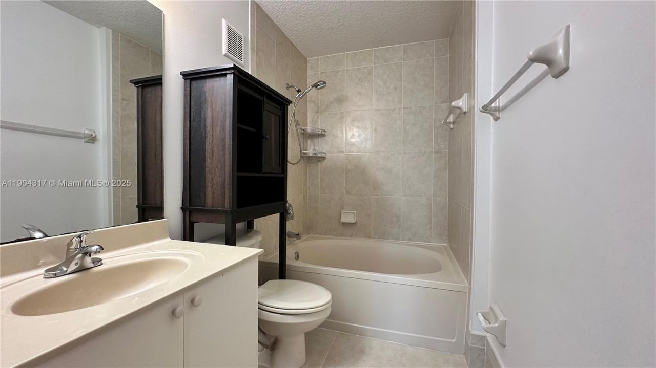 110 Jacaranda Country Club Dr, Unit 205, Plantation, FL 33324 Photo