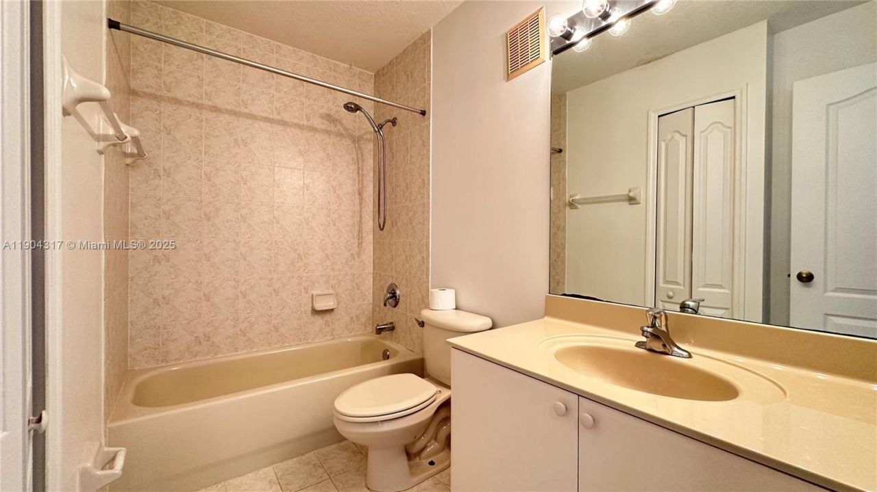 110 Jacaranda Country Club Dr, Unit 205, Plantation, FL 33324 Photo