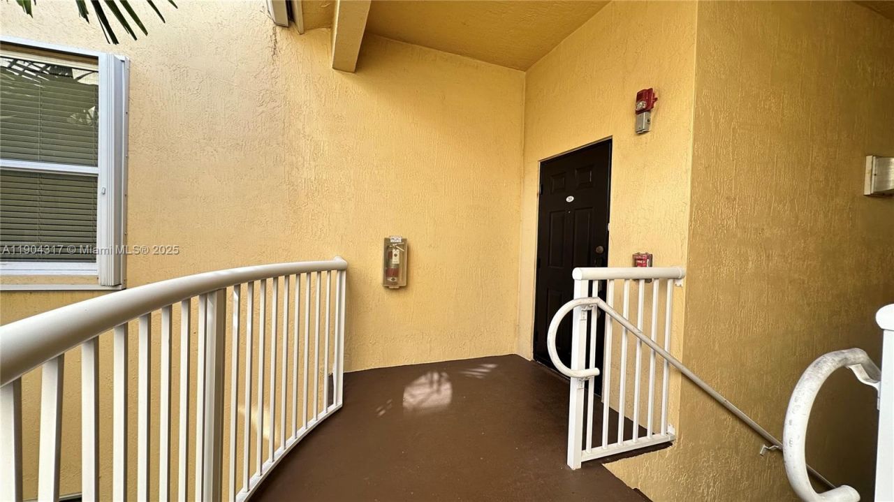 110 Jacaranda Country Club Dr, Unit 205, Plantation, FL 33324 Photo