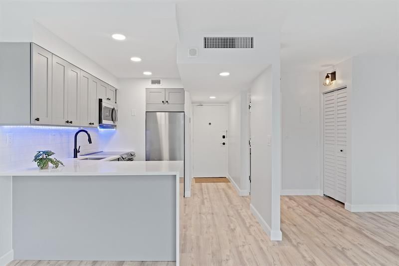 2900 NE 30th Street, Unit 5D, Fort Lauderdale, FL 33306 Photo