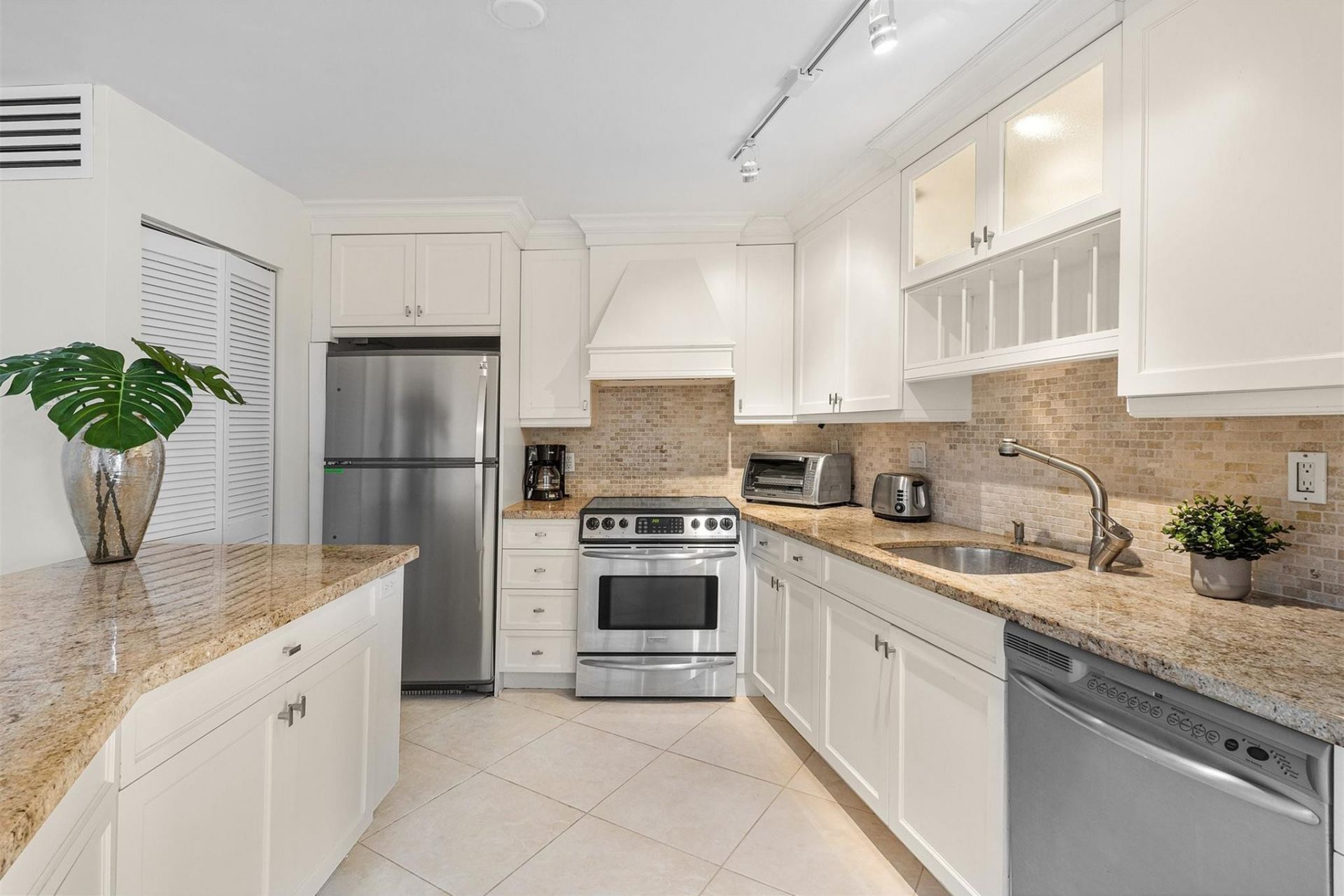 3000 Holiday Drive, Unit 1104, Fort Lauderdale, FL 33316 Photo