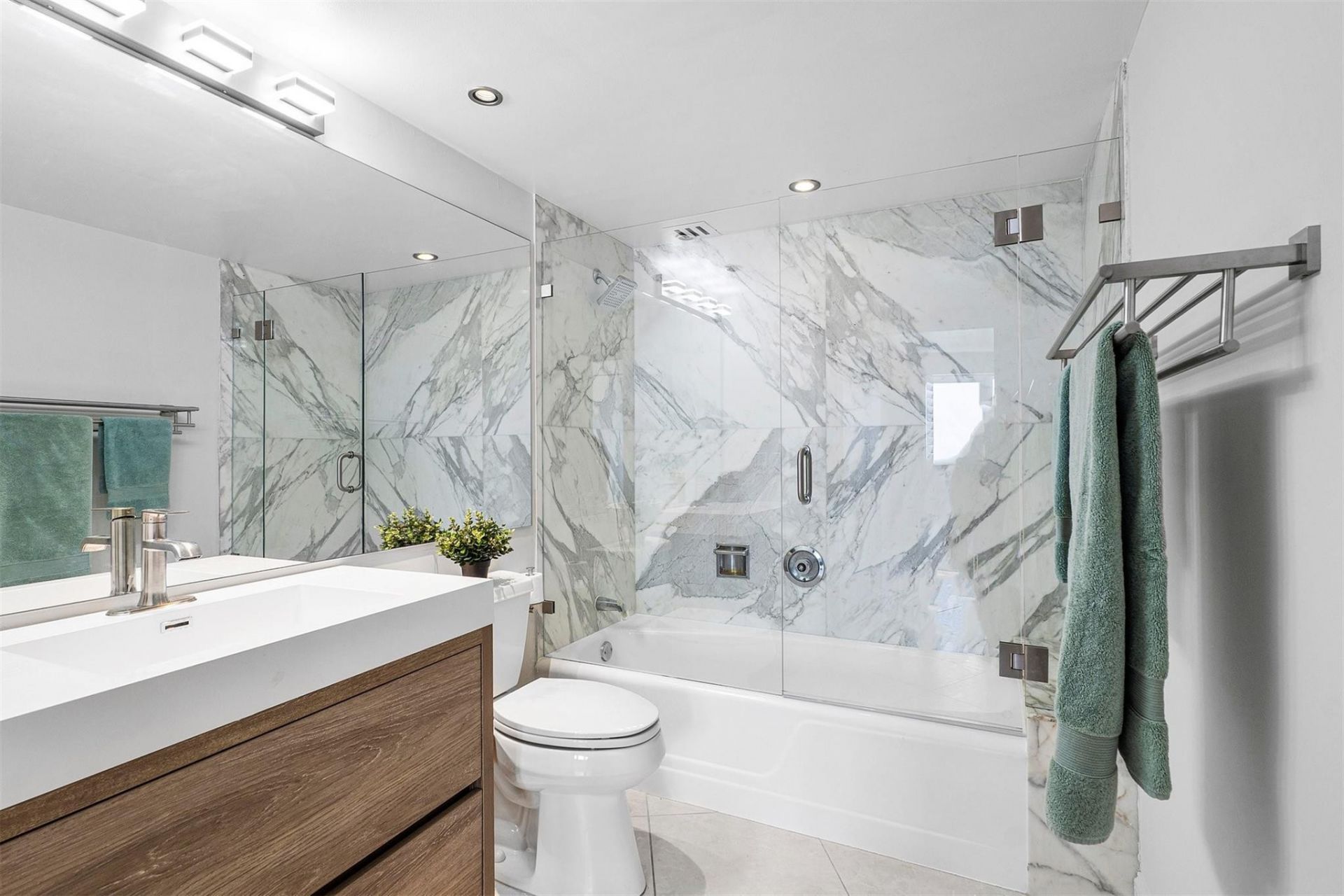 3000 Holiday Drive, Unit 1104, Fort Lauderdale, FL 33316 Photo