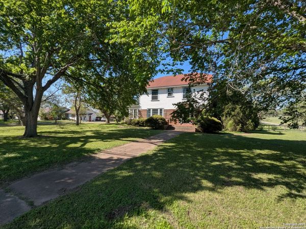1002 E Gonzales, Yoakum, TX 77995