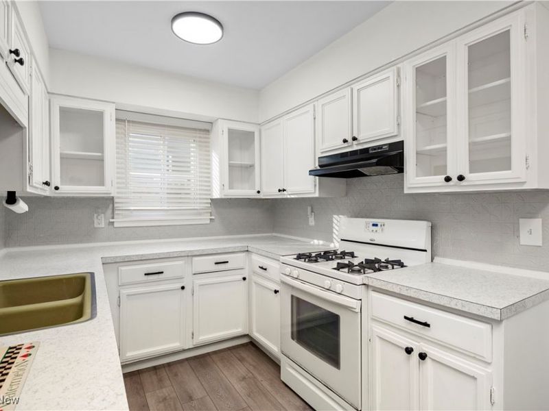 931 East Drive, Sheffield Lake, OH 44054 Photo 5