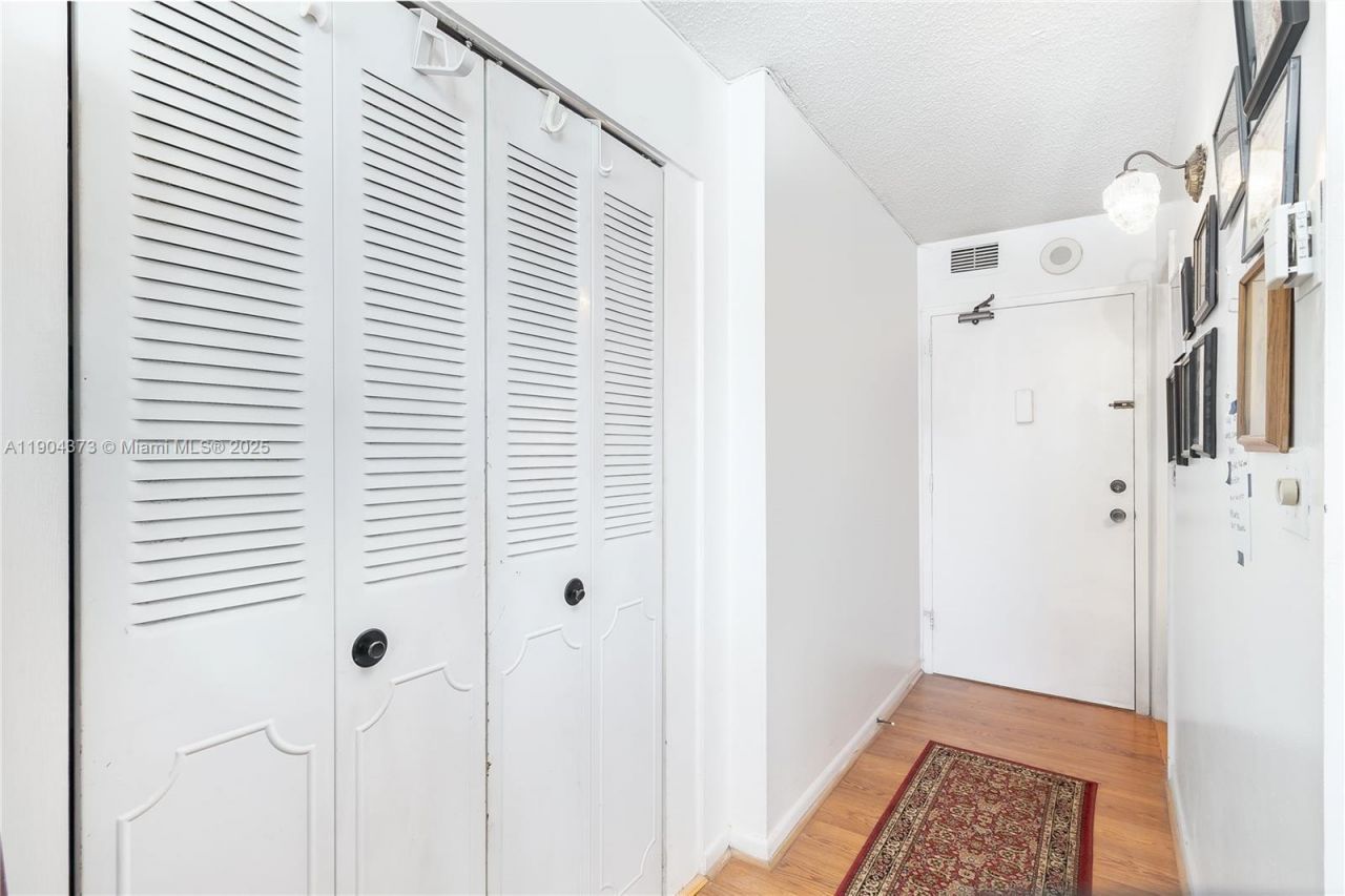 345 Ocean Dr, Unit 1018, Miami Beach, FL 33139 Photo