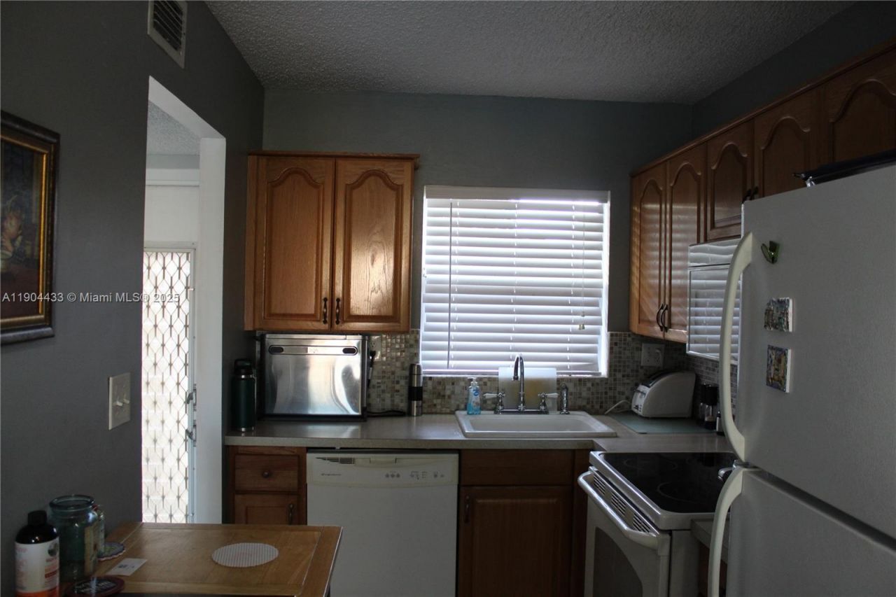 9480 Sunrise Lakes Blvd, Unit 204, Sunrise, FL 33322 Photo