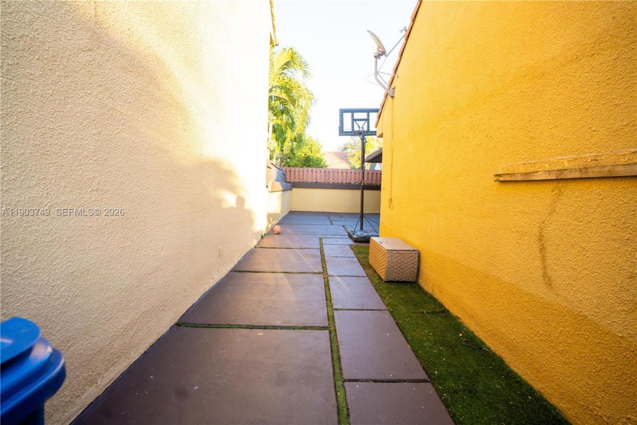 20331 NE 10th Ct, Miami, FL 33179 Photo