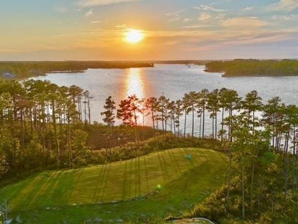 71 Jayne Point, Oriental, NC 28571