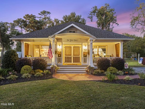 204 Lakeshore Drive, Lake Waccamaw, NC 28450