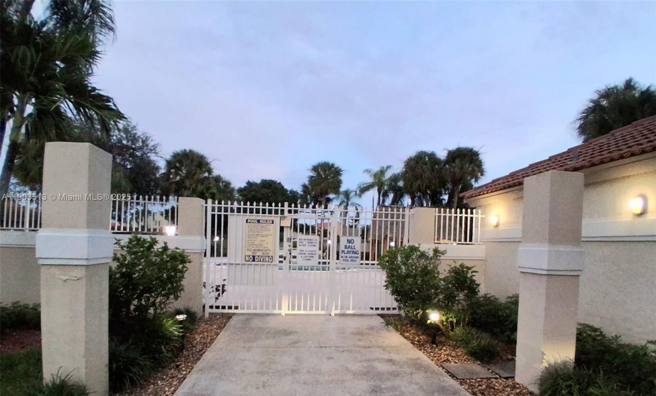 10830 NW 8th St, Pembroke Pines, FL 33026 Photo