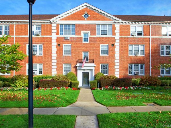 127 Second Street, Unit D-1, Garden City, NY 11530