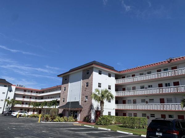 4140 NW 44th Avenue, Unit 405, Lauderdale Lakes, FL 33319