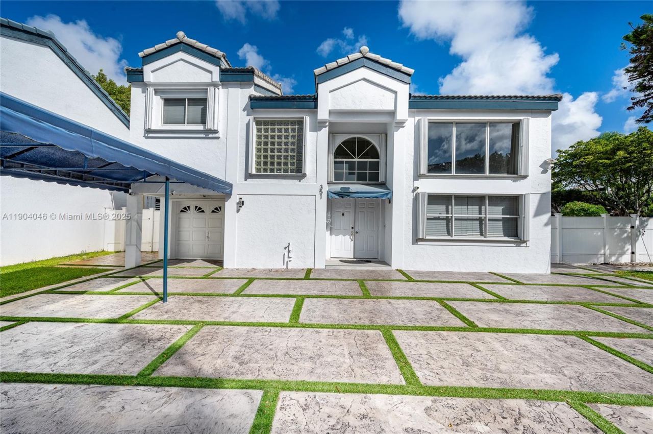 351 NE 211th St, Miami, FL 33179 Photo