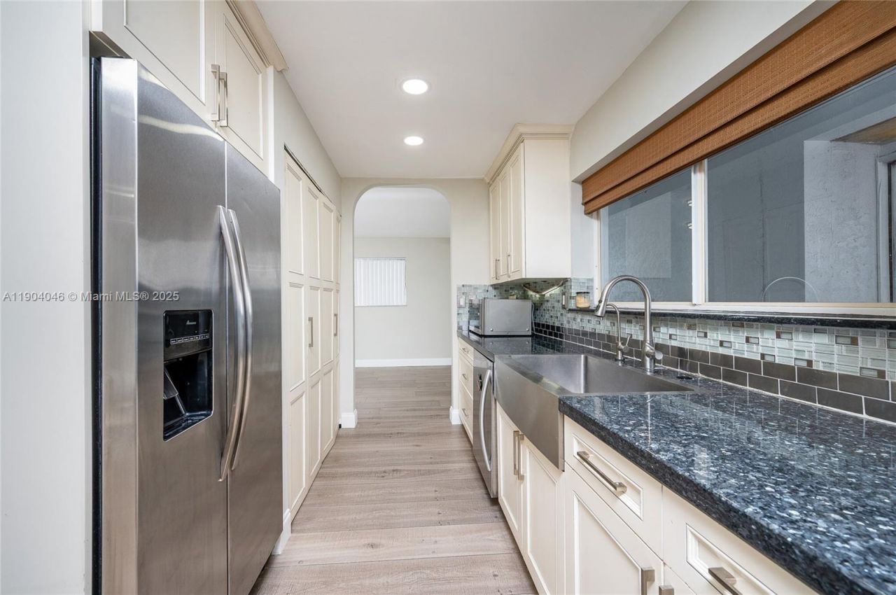 351 NE 211th St, Miami, FL 33179 Photo