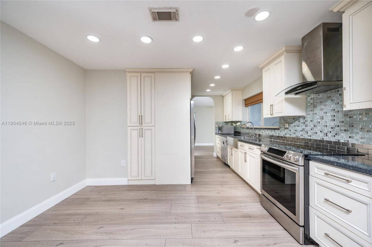 351 NE 211th St, Miami, FL 33179 Photo