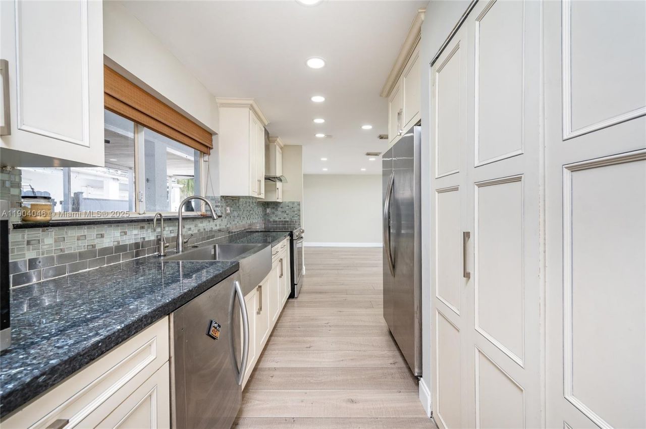 351 NE 211th St, Miami, FL 33179 Photo