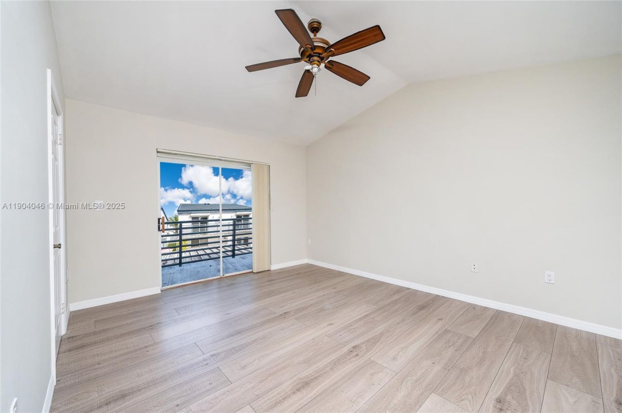 351 NE 211th St, Miami, FL 33179 Photo