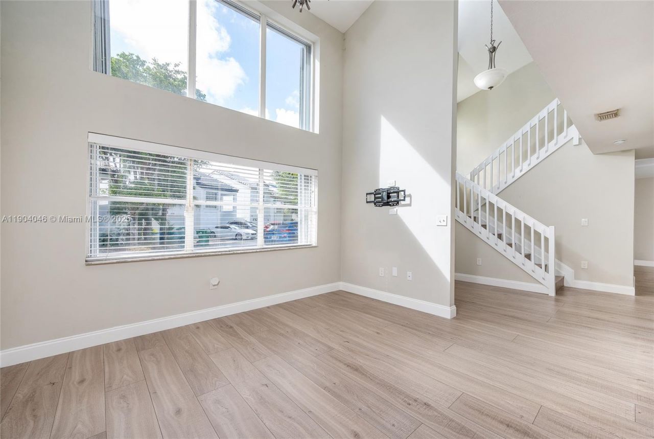 351 NE 211th St, Miami, FL 33179 Photo