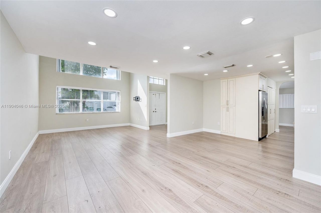 351 NE 211th St, Miami, FL 33179 Photo