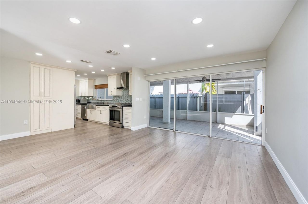 351 NE 211th St, Miami, FL 33179 Photo