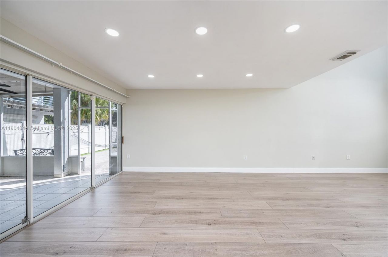 351 NE 211th St, Miami, FL 33179 Photo