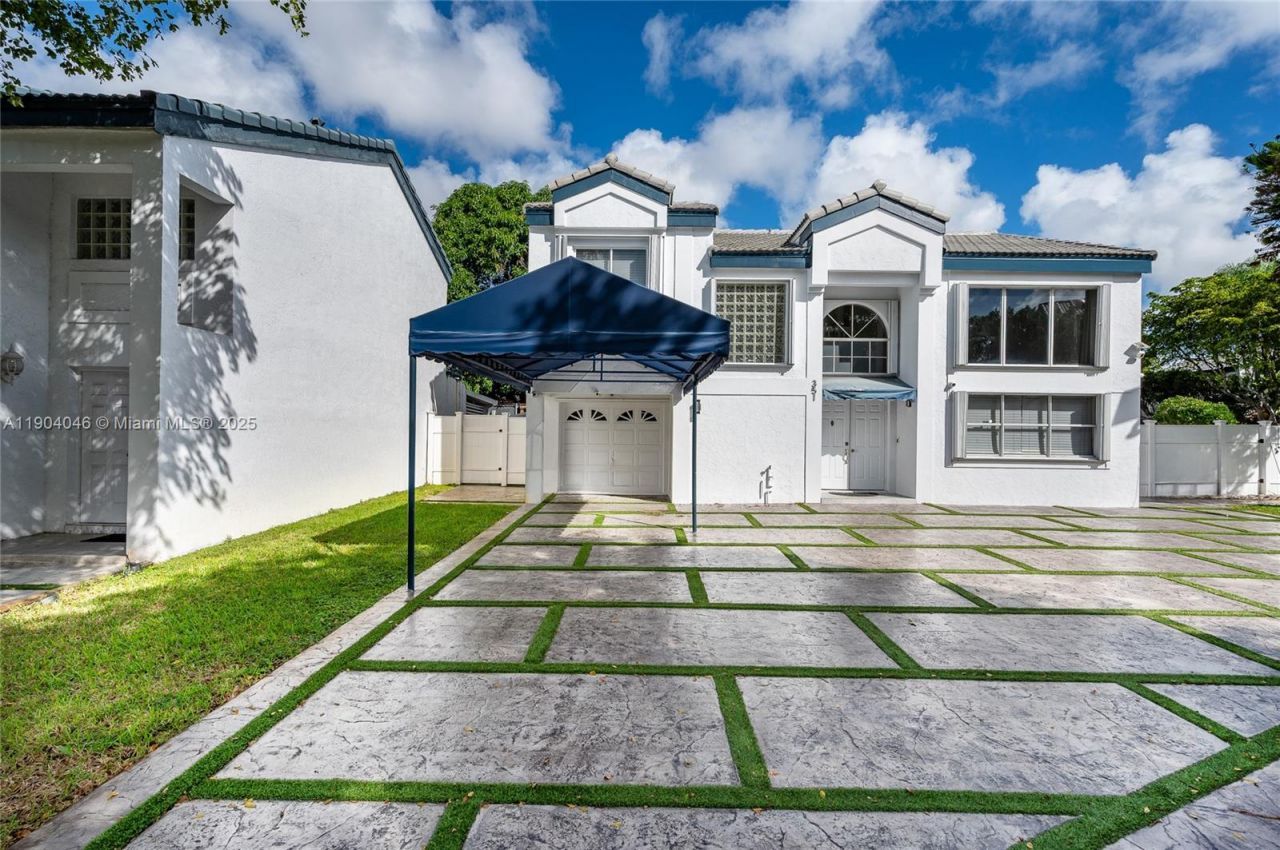 351 NE 211th St, Miami, FL 33179 Photo