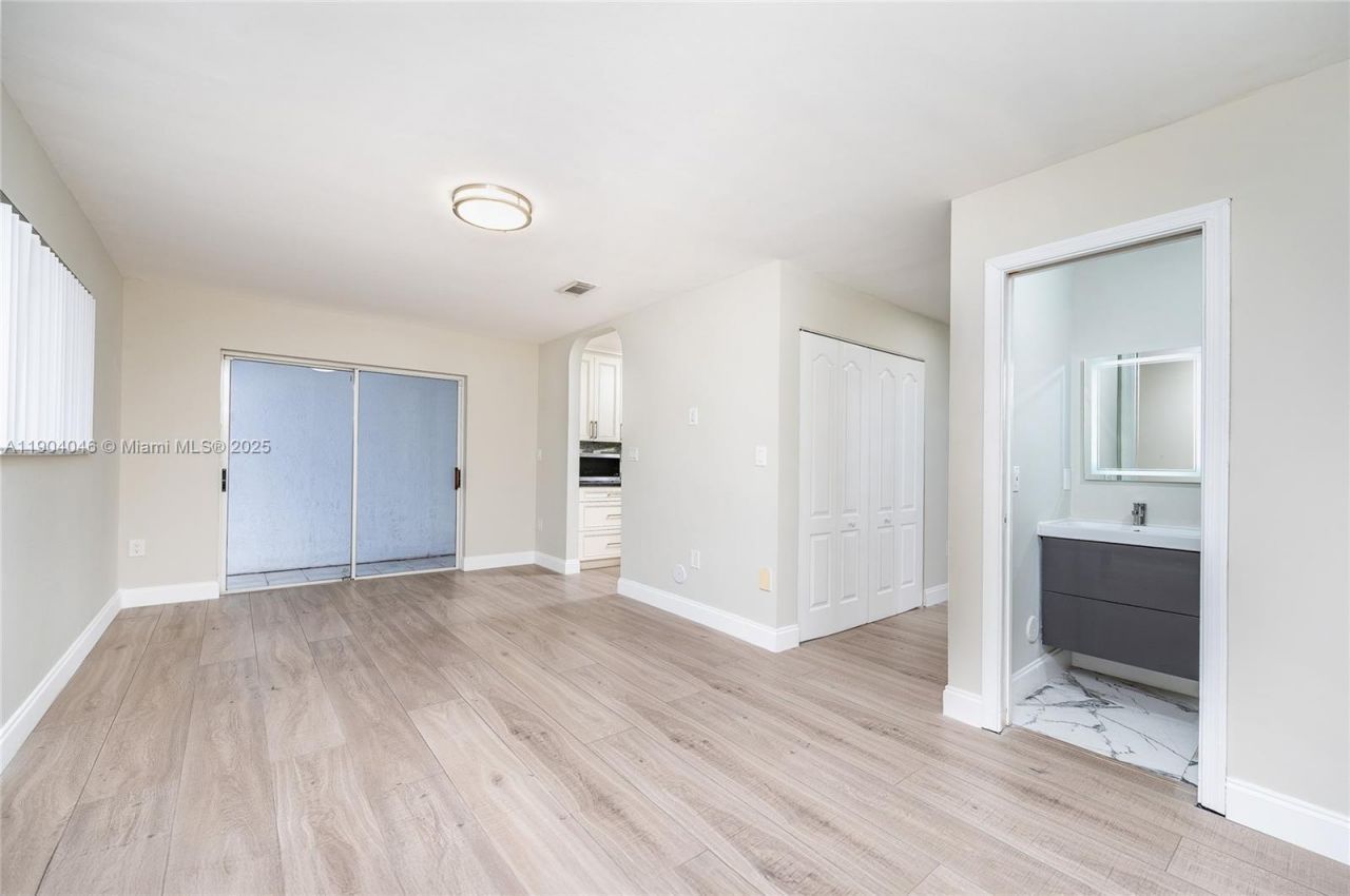 351 NE 211th St, Miami, FL 33179 Photo