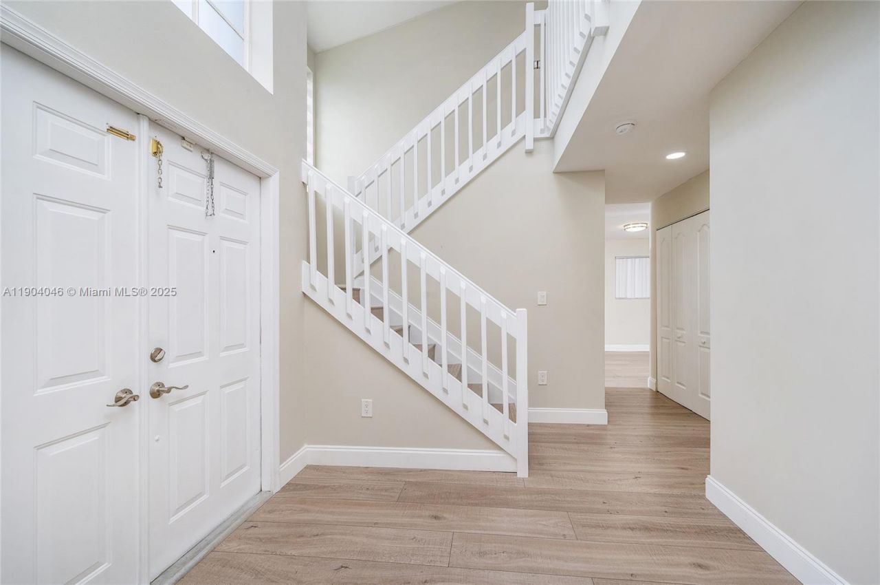 351 NE 211th St, Miami, FL 33179 Photo