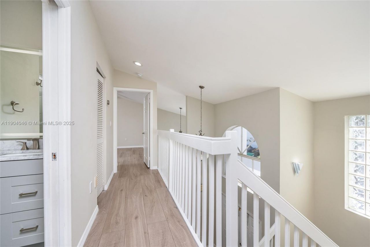 351 NE 211th St, Miami, FL 33179 Photo