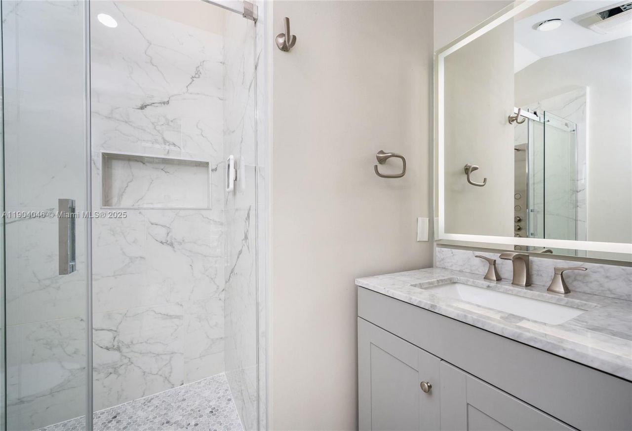 351 NE 211th St, Miami, FL 33179 Photo