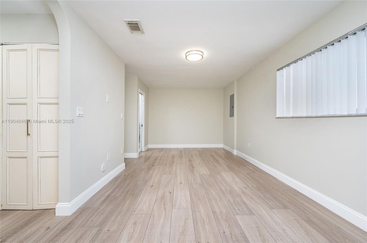 351 NE 211th St, Miami, FL 33179 Photo