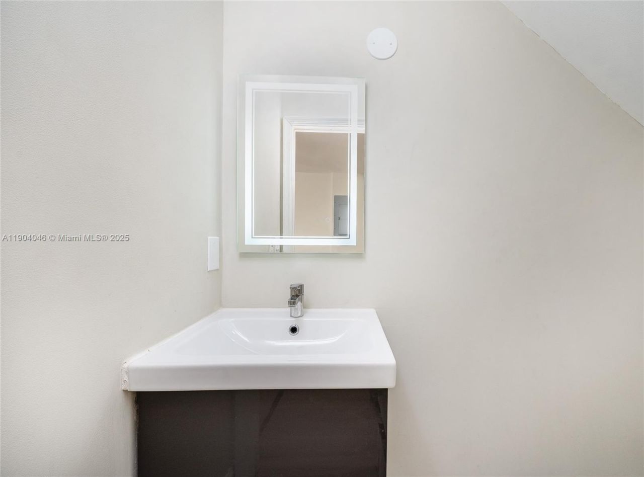 351 NE 211th St, Miami, FL 33179 Photo