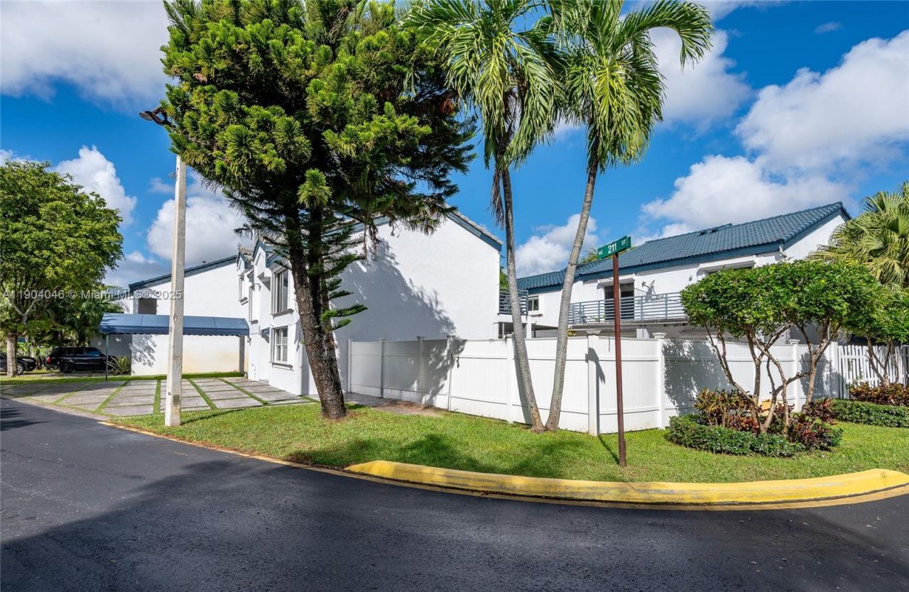 351 NE 211th St, Miami, FL 33179 Photo