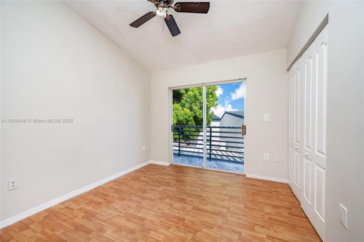 351 NE 211th St, Miami, FL 33179 Photo