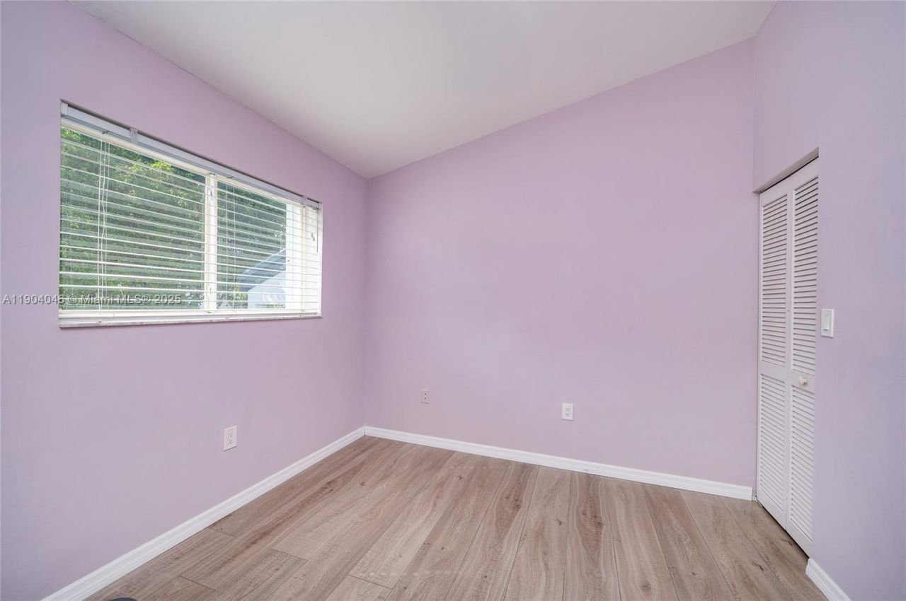 351 NE 211th St, Miami, FL 33179 Photo