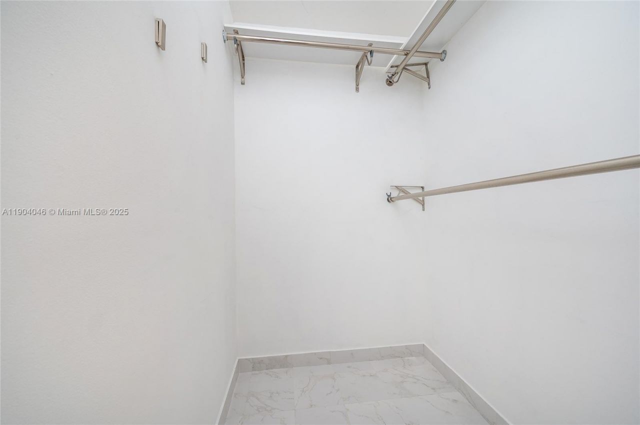 351 NE 211th St, Miami, FL 33179 Photo