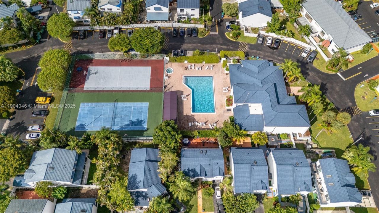 351 NE 211th St, Miami, FL 33179 Photo