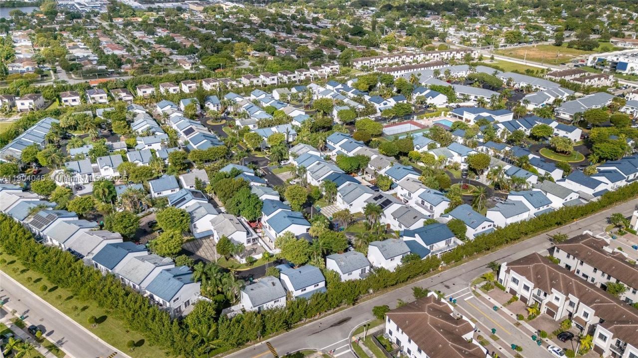 351 NE 211th St, Miami, FL 33179 Photo