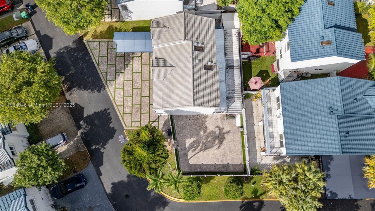 351 NE 211th St, Miami, FL 33179 Photo