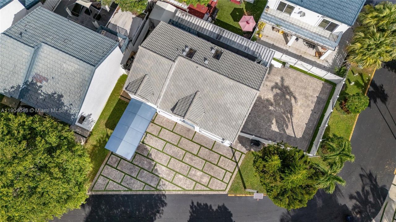 351 NE 211th St, Miami, FL 33179 Photo