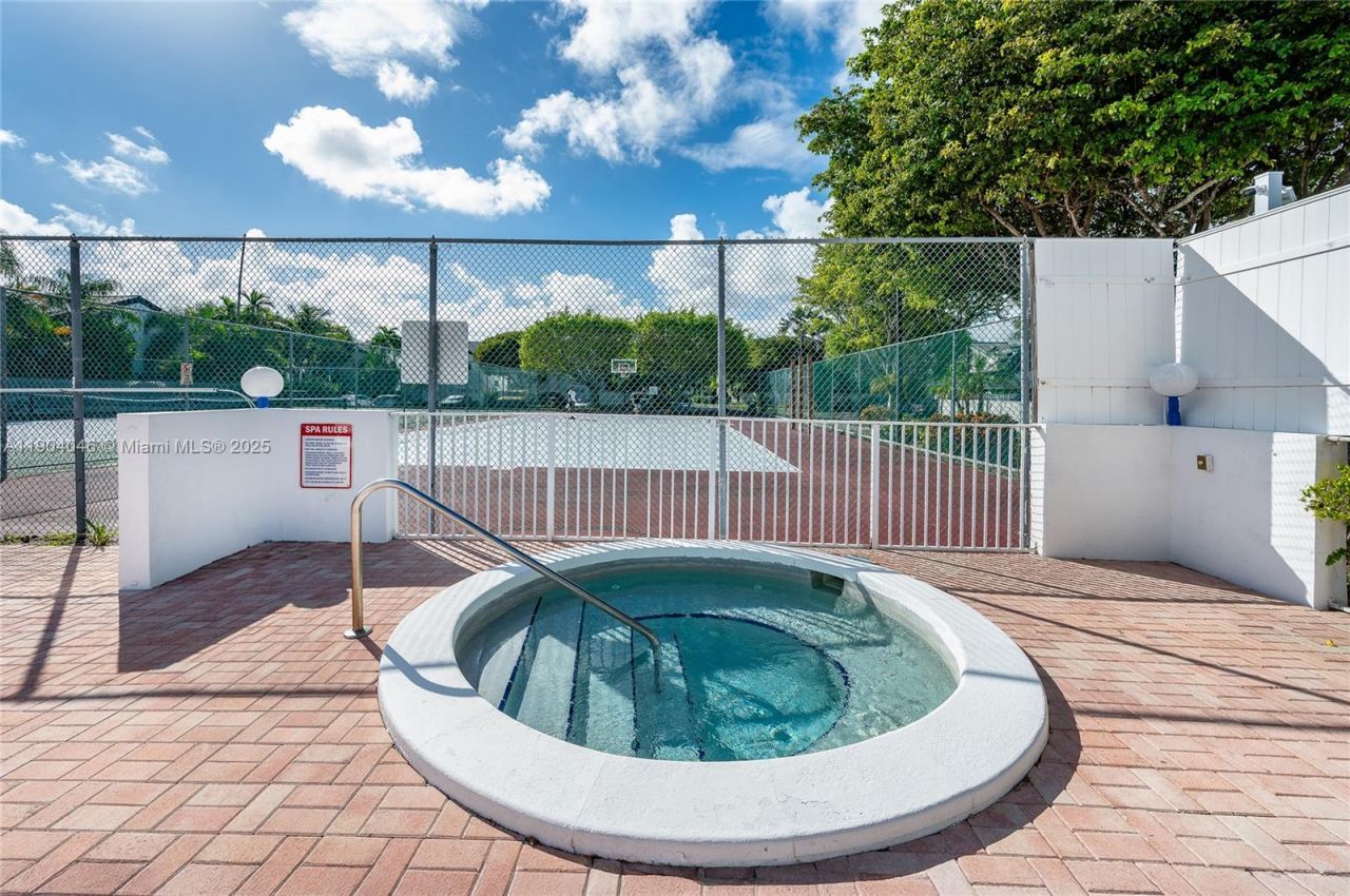 351 NE 211th St, Miami, FL 33179 Photo